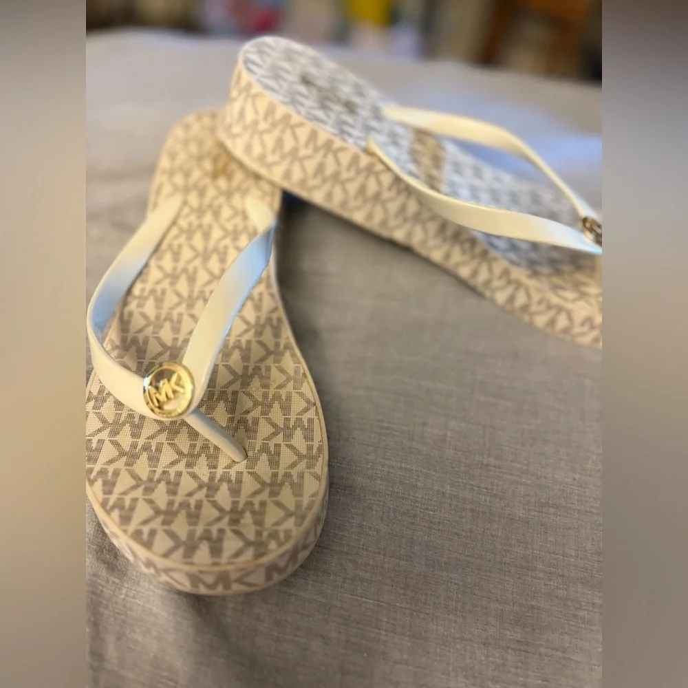 VGC-10 Michael Kors logo  Cream White slip on classic flip-flops